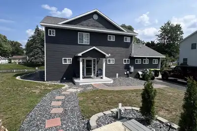 Image de Beautiful updated home for your entire family-on the canal, close to Sxs trails!