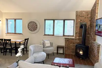 Image de Cozy Attitash Getaway: 10 min walk to Attitash w/Pool & Hot tub - Storyland