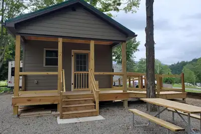 Image de Crooked Creek Cabin 6 - Cabin Six: Handicap accessible cabin nestled in the Pa Wilds with modern amenities and Pine Creek access for all to enjoy.