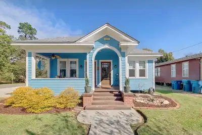 Image de The Blue House - Historic & Completely Updated, Walkable!
