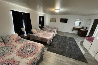 Image de 3 queen beds with Jacuzzi tub and private bath, Tv and walk-in closet & Mt. View