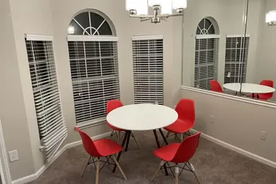 Image de Comfortable & Quiet living in the Vinings area