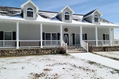 Image de A large country home with scenic views of a working cattle farm & rural locale.