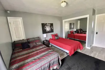 Image de Rm #2. 1 double bed, 1 single bed smart Tv, street / mountain view.