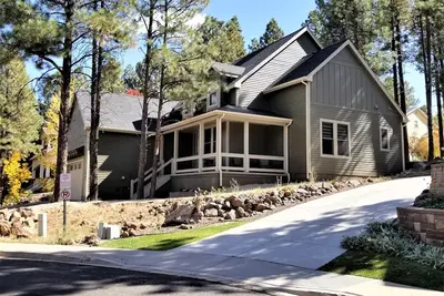 Image de Modern Rustic Retreat, Close to Nau, Cul-de-sac, En-Suite Bath For Each Bedroom!