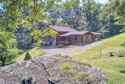 Image de Wooded Seclusion on 3 Acres - Big Rock Cabin