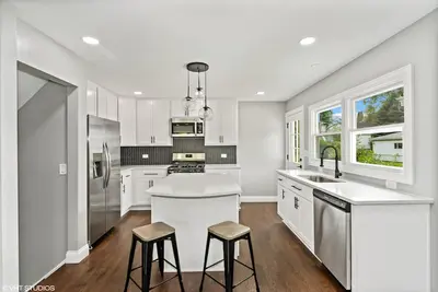Image de New Modern Home Close To Everything!