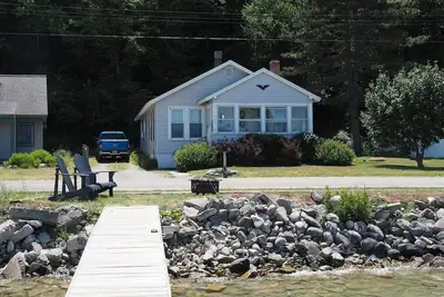 Image de The Bright and Breezy - Lakefront with Spa!