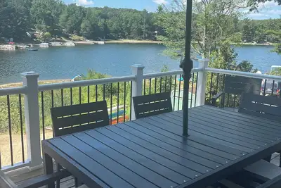 Image de Lakefront Cottage with Private Sandy Beach, Decks & Fire pit - Sleeps 10