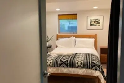 Image de Cozy Lair-a close-in studio in a welcoming, safe and walkable neighborhood.