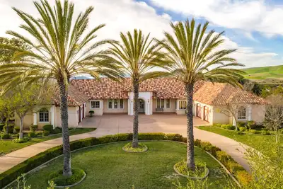 Image de Central Coast Luxury Estate with Pool, Professional Putting Green, & Pickleball