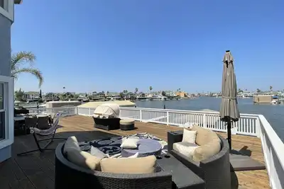 Image de Deep Water Boat House with Sunset View