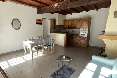 Image de Gîte les trois pierres situé au milieu de vignobles.