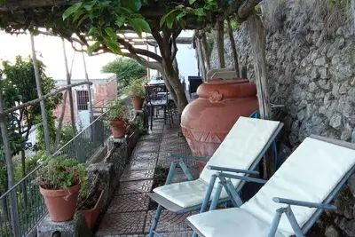 Image de l'ancienne maison de vacances de chemin dans un quartier calme et panoramique