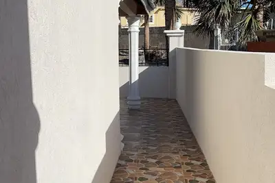 Image de Intimate home away from home steps away from the beach