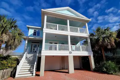 Image de Mimi's Mermaids & Memories | Pet-Friendly, Across From Beach