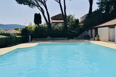 Image de Le petit mazet bleu sous les pins. + terrasse