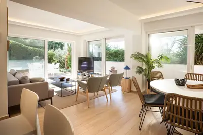 Image de Vouliagmeni Beach Stylish house private garden