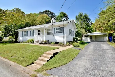 Image de Charming 3 Bedroom house with detached garage.