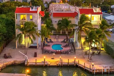 Image de 2 Oceanfront Homes - 1 Price! Heated Pool, Hot Tubs, Elevators & Rooftop Patios!