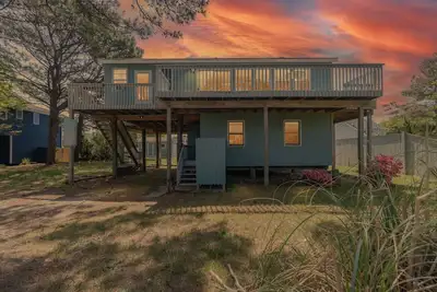 Image de Beautiful Beach house - Only a 5 Minute Walk to the Sandy Beach!