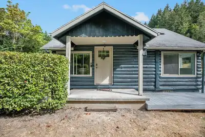 Image de Updated Bungalow in the Country!