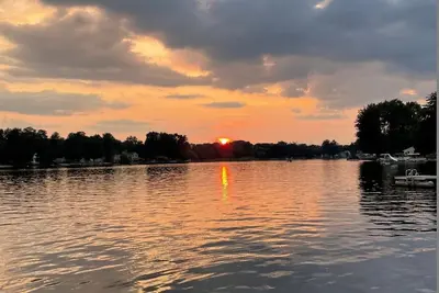 Image de Escape to Tranquility: Lakefront Cottage Just Minutes from Ann Arbor, Mi\"