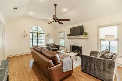 Image de Kessler Park Bungalow - Walking distance to Bishop Arts District