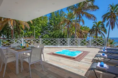 Image de Playa Chica | The perfect beachfront villa in a prime location.
