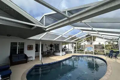 Image de Duke & Sugars 🍍 Family Friendly ☀️ Retro Florida Vibes, 3 br, 2 bath, pool home.
