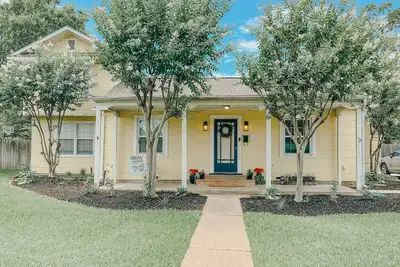 Image de Cheerful Yellow House within 2 miles of Texas A&M