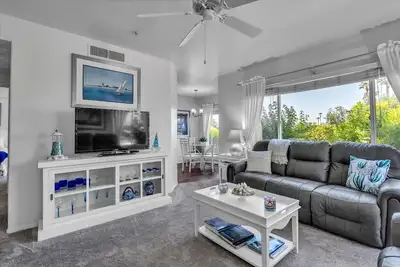 Image de Awesome Lakefront and poolside 2 bedroom/2 bath condo in gated community!