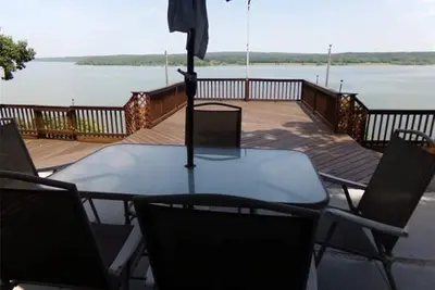 Image de Spectacular lake view with a huge deck and a Hot Tub.