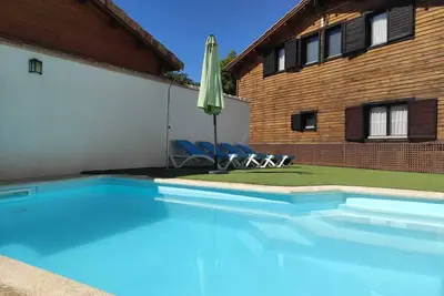 Image de Maison en bois confortable avec Wi-Fi, climatisation, piscine et jardin