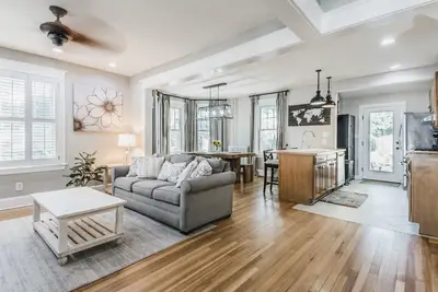 Image de ***Charming Downtown Oasis! *** Private Parking, Patio & Yard! ! Walk Everywhere.