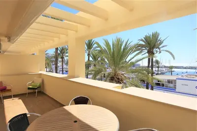 Image de Appartement familial spacieux avec clima et Wifi, Marina en première ligne près de la plage et bars