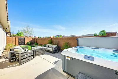 Image de Private Hot Tub & Community Pool: Washington Home!
