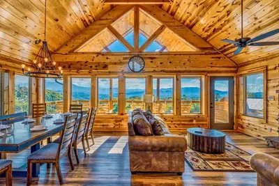 Image de Perfect Smoky Getaway w/ Hot Tub, Cinema, Arcade!