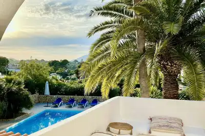 Image de Property with large swimming pool in a quiet and lush garden