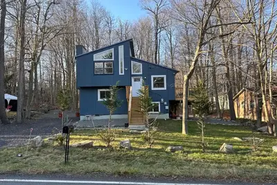 Image de Newly Renovated Cozy 3 bedroom house with indoor fireplace and fun outdoor area