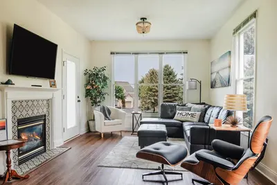 Image de Wind Off The Lake - Updated Modern Townhouse