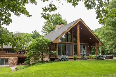 Image de Massive Private Family Log Cabin Lodge: Pool, Pickleball-Fun for All! 100+ acres