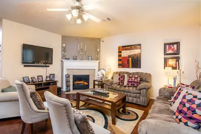Image de Super Cozy 4 bdr home w beautiful gazebo terrace! !
