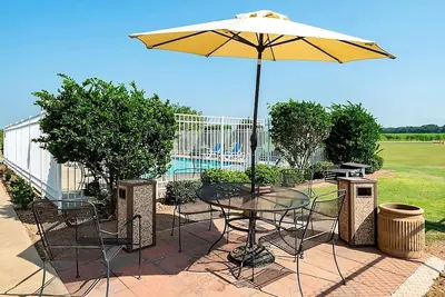 Image de Unwind in Knights Inn Bunkie! Free Parking, Outdoor Pool, Free Breakfast!