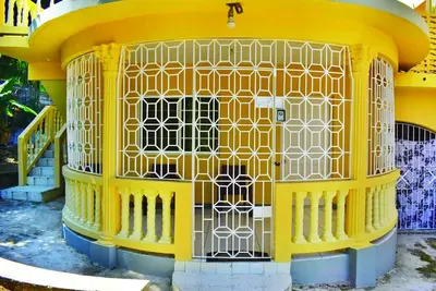 Unity Villa Three bedroom Apt. with Cable/ free wifi, Close to beach.
