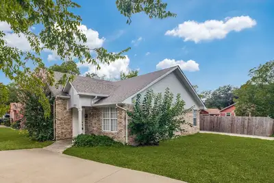 Image de 3 bedrooms & 2 full bath beautiful single family home