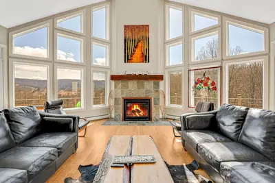 Image de Crazy spacious hillside ski chalet! Wow-views and expansive wraparound deck!