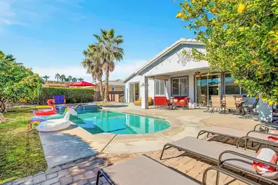 Image de Dreamy desert gem with private pool, spa & chef's kitchen - Near festivals