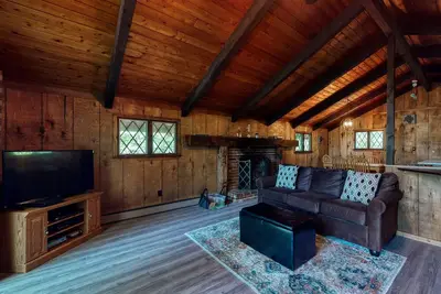 Image de Dog-friendly mountain escape w\/ wood fireplace & access to Birchview by the Saco