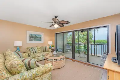 Image de First-floor, snowbird-friendly townhouse w/ shared pool, WiFi, central Ac, & W/D